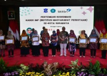 Kader Institusi Masyarakat Perkotaan menerima penghargaan di gedung Sawunggaling.