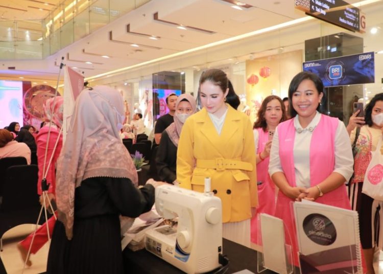 Arumi Bachsin di Woman Online Community Indonesia (WOSCA) Graduation Pendampingan Bisnis Online (PBO) Batch yang digelar di Atrium Grand City Mall Surabaya.