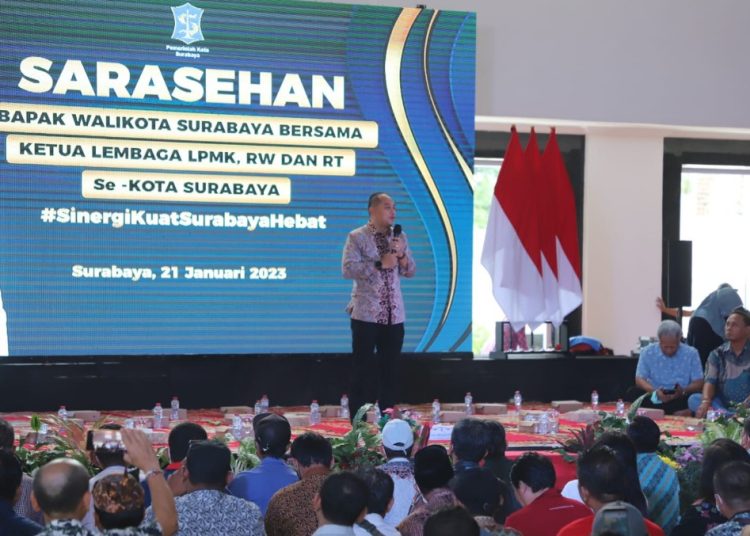 Wali Kota Surabaya Eri Cahyadi dalam sarasehan bersama RT/RW dan Lembaga Pemberdayaan Masyarakat Kelurahan di gedung Serbaguna Sememi Kidul.