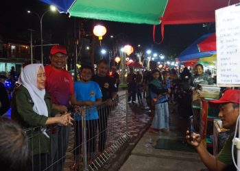 Bupati Bojonegoro Anna Mu'awanah menyapa dan berbincang dengan warga dan pedagang  di Bojonegoro Thamrin Park.