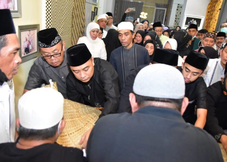 Suasana di rumah duka atas berpulangnya ayahanda Wali Kota Surabaya Eri Cahyadi, H Urip Suwondo.
