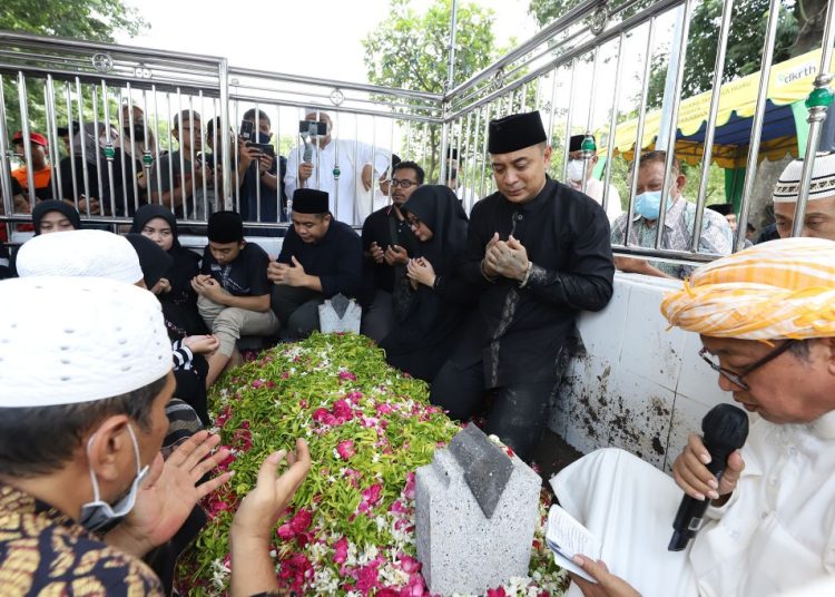 Suasana pemakaman H Urip Suwondo, ayahanda Wali Kota Surabaya Eri Cahyadi  di Tempat Pemakaman Umum Tembok Gede. 