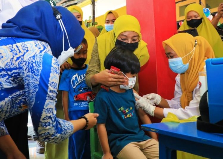 Vaksinasi campak rubella (MR) anak yang dilakukan sebagai upaya menanggulangi campak.