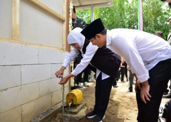 Bupati Trenggalek Mochamad Nur Arifin mendampingi Gubernur Jatim Khofifah Indar Parawansa meninjau kran air di huntap bagi warga terdampak longsor Trenggalek.