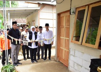 Gubernur Jatim Khofifah Indar Parawansa meresmikan huntap bagi warga terdampak longsor di Desa Sumurup, Kecamatan Bendungan, Trenggalek.