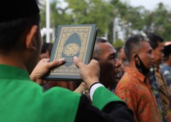 Pengambilan sumpah dalam pelantikan Panitia Pemungutan Suara dan Panitia Pemilihan Kecamatan Surabaya di halaman Balai Kota.