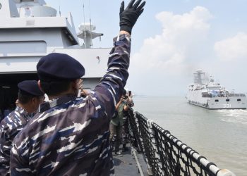 Pelepadan KRI Raden Eddy Martadinata-331 (KRI REM-331) di Dermaga Madura Koarmada II untuk Latihan Bersama Multinasional Exercise AMAN 2023 di Karachi Pakistan dan Perairan Utara Laut Arab.