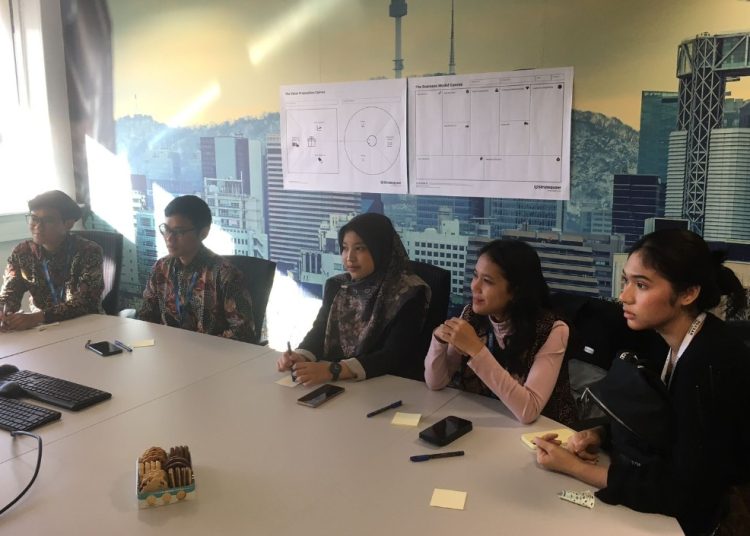 Alodia Shakira Putri di Malone Group.