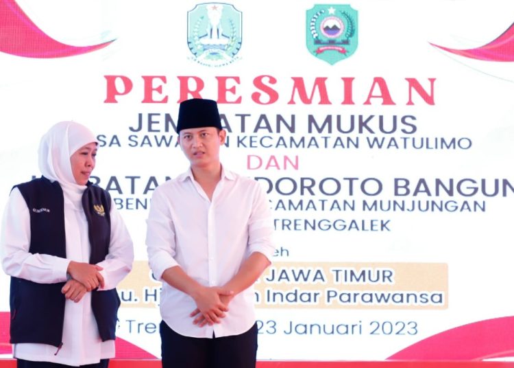 Gubernur Jatim Khofifah Indar Parawansa dan Bupati Tenggalek Mochammad Nur Arifin dalam peresmian jembatan Mukus di Desa Sawahan, Kecamatan Watulimo, dan Jembatan Bendoroto di Desa Bendoroto Bangun, Kecamatan Munjungan.