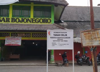 Pemasangan papan pemberitahuan 'Tanah Milik Pemkab Bojonegoro' di Pasar Lama Bojonegoro.