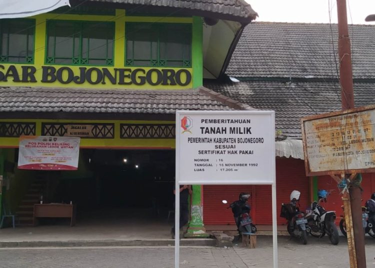 Pemasangan papan pemberitahuan 'Tanah Milik Pemkab Bojonegoro' di Pasar Lama Bojonegoro.