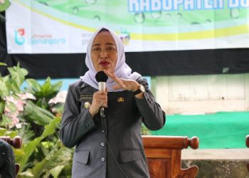 Bupati Bojonegoro Anna Mu'awanah dalam sosialisasi pengadaan tanah Bendung Gerak Karangnongko.