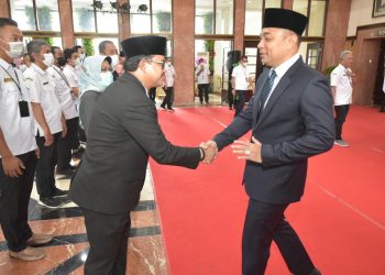 Wali Kota Surabaya Eri Cahyadi menyalami Ikhsan yang dilantik menjadi Sekretaris Daerah (Sekda) definitif Kota Surabaya.