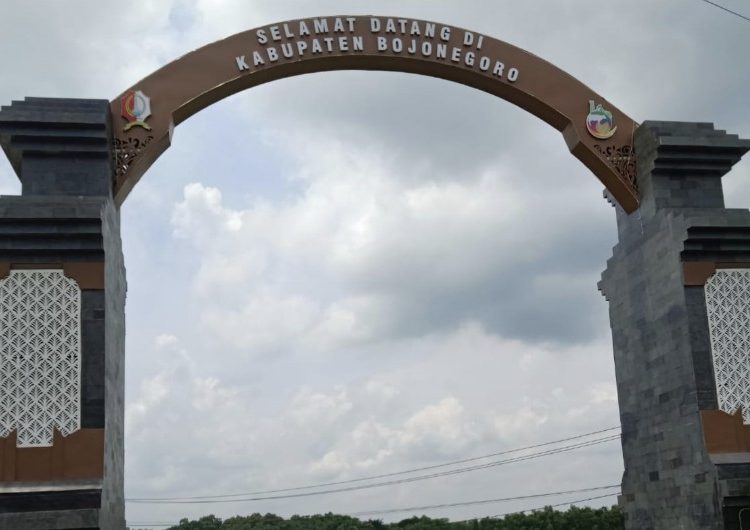 Gapura perbatasan yang dibangun megah di jalan raya Kedungadem Sukorame tepatnya di Desa Kesongo, Kecamatan Kedungadem Kabupaten Bojonegoro.