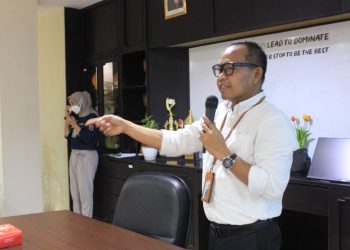 Direktur Teknik Usaha PD Pasar Surya Suhendro dalam monev KUR dan digitalisasi pasar di PT Bank Mandiri (Persero) Tbk, Area Surabaya Niaga, Jalan Veteran Surabaya.