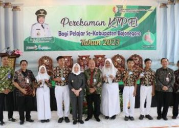 Bupati Bojonegoro Anna Mu'awanah berfoto bersama di sela peluncuran program Jemppol Produktif yang dilaksanakan di aula SMKN 1 Baureno.