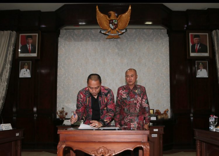 Penandatanganan Memorandum of Understanding antara Pemkot Surabaya dengan IKA ITS di ruang sidang Wali Kota Surabaya.