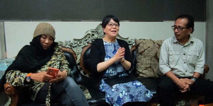 Wakil Ketua DPRD Surabaya, AH Thony (kanan) bersama dengan perwakilan Japan Initiative Taki Kitada (tengah) dan anggota Komisi D DPRD Surabaya, Diah Katarina.