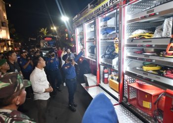 Wali Kota Surabaya Eri Cahyadi melihat berbagai komponen dan peralatan yang ada di mobil Heavy Duty Rescue.