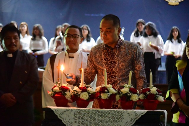 Wali Kota Surabaya Eri Cahyadi dalam perayaan Natal bersama Oikumene Umat Kristiani di lingkungan DPRD dan Pemkot Surabaya di gedung Sawunggaling.