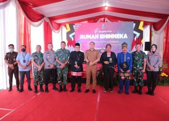 Wali Kota Surabaya Eri Cahyadi berfoto bersama di sela peresmian Rumah Bhinneka di Jalan Nginden Baru 6 No. 28, Kecamatan Sukolilo.