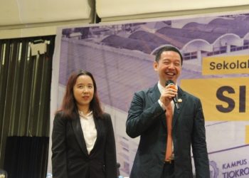 Ira Margaritha Sugianto dan Kyatmaja Lookman, pasutri yang menjalani bersama Sidang Terbuka Promosi Doktor dari Program Doktor Manajemen Teknologi ITS.