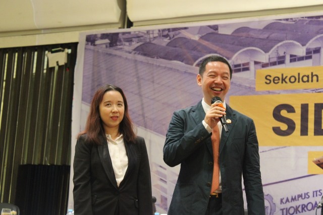 Ira Margaritha Sugianto dan Kyatmaja Lookman, pasutri yang menjalani bersama Sidang Terbuka Promosi Doktor dari Program Doktor Manajemen Teknologi ITS.