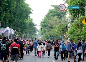 Foto dokumentasi car free day yang dilaksanakan di Jalan Raya Darmo.