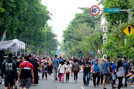 Foto dokumentasi car free day yang dilaksanakan di Jalan Raya Darmo.