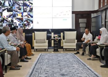 Pertemuan antara pengurus YPI Cokroaminoto Surabaya, ketua RW, perwakilan DPRD Surabaya dan Wali Kota Surabaya Eri Cahyadi.