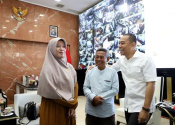 Wali Kota Surabaya Eri Cahyadi usai pertemuan yang membahas pomelik penyegelan sekolah YPI Cokroaminoto Surabaya.