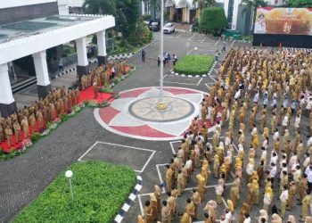 Apel pagi Aparatur Sipil Negara (ASN) dan jajaran kepala OPD di lingkungan Pemprov Jatim di halaman kantor Gubernur Jatim, Jalan Pahlawan 110 Surabaya.