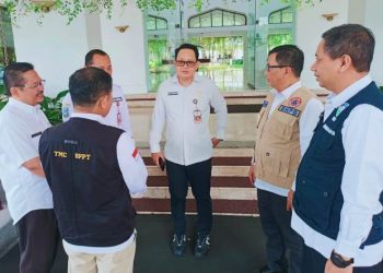 Sekdaprov Jatim Adhy Karyono usai bertemu dengan tim dari Badan Nasional Penanggulangan Bencana.