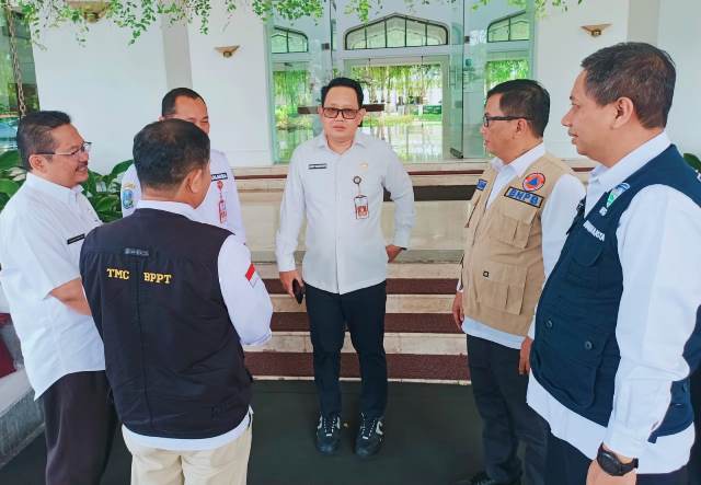 Sekdaprov Jatim Adhy Karyono usai bertemu dengan tim dari Badan Nasional Penanggulangan Bencana.