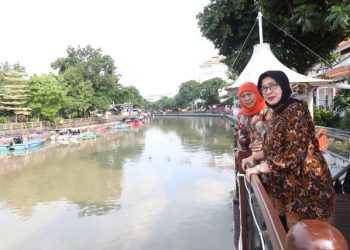 Gubernur Jawa Timur Khofifah Indar Parawansa dan Prof. Dr. Nila Moeloek menikmati Kalimas di bagian belakang gedung Negara Grahadi.