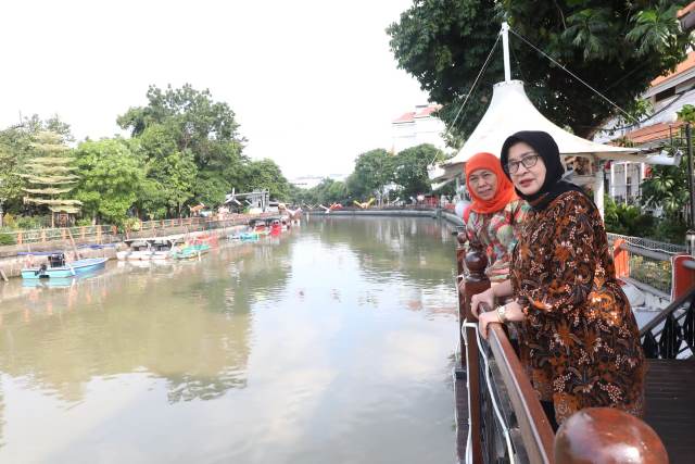 Gubernur Jawa Timur Khofifah Indar Parawansa dan Prof. Dr. Nila Moeloek menikmati Kalimas di bagian belakang gedung Negara Grahadi.