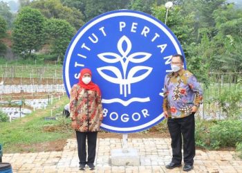 Gubernur Jawa Timur Khofifah Indar Parawansa bersama Rektor IPB Arif Satria.