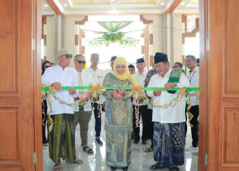 Gubernur Jawa Timur Khofifah Indar Parawansa dalam peresmian Masjid Kanzul Arsy sekaligus menghadiri launching Institut Agama Islam (IAI) Al Fatimah di Pondok Pesantren Al Fatimah, Bojonegoro.