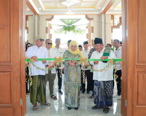 Gubernur Jawa Timur Khofifah Indar Parawansa dalam peresmian Masjid Kanzul Arsy sekaligus menghadiri launching Institut Agama Islam (IAI) Al Fatimah di Pondok Pesantren Al Fatimah, Bojonegoro.