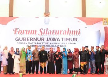 Gubernur Jawa Timur Khofifah Indar Parawansa menghadiri forum silaturahmi dengan masyarakat asal Jawa Timur di Provinsi Papua Barat Daya (PBD) di Hotel Rylich Panorama, Sorong.