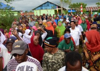 Gubernur Jawa Timur Khofifah Indar Parawansa  mengunjungi Kampung Maibo, Distrik Aimas, Kabupaten Sorong, Papua Barat Daya.