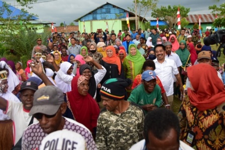 Gubernur Jawa Timur Khofifah Indar Parawansa mengunjungi Kampung Maibo, Distrik Aimas, Kabupaten Sorong, Papua Barat Daya.
