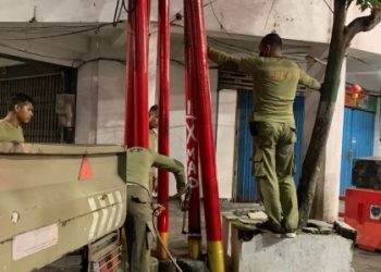 Salah satu penertiban jaringan utilitas yang dilakukan oleh Pemkot Surabaya.