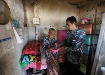 Salah satu warga menerima program permakanan dari Dinas Sosial. Pemkot Surabaya menetapkan penerima manfaat permakanan sebanyak 18.818 jiwa.