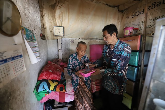 Salah satu warga menerima program permakanan dari Dinas Sosial. Pemkot Surabaya menetapkan penerima manfaat permakanan sebanyak 18.818 jiwa.