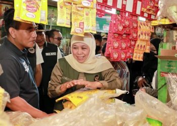 Gubernur Jawa Timur Khofifah Indar Parawansa dalam peninjauan operasi pasar di Pasar Taman Sepanjang, Sidoarjo.