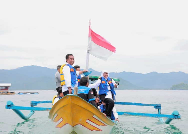 Gubernur Jawa Timur Khofifah Indar Parawansa saat meninjau pemulihan habitat laut di Pantai Mutiara Trenggalek dan Hutan Mangrove Cengkrong di Trenggalek.