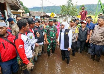 Gubernur Jawa Timur Khofifah Indar Parawansa bersama Pangdam V Brawijaya Mayjen TNI Farid Makruf, dan Kapolda Jatim Irjen Pol Toni Harmanto mendatangi lokasi banjir bandang di Kecamatan Ijen, Kabupaten Bondowoso.