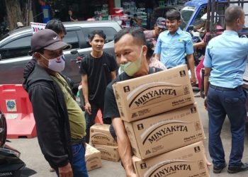 Pelaksanaan operasi pasar minyak goreng kemasan Minyakita di Pasar Pucang Anom.