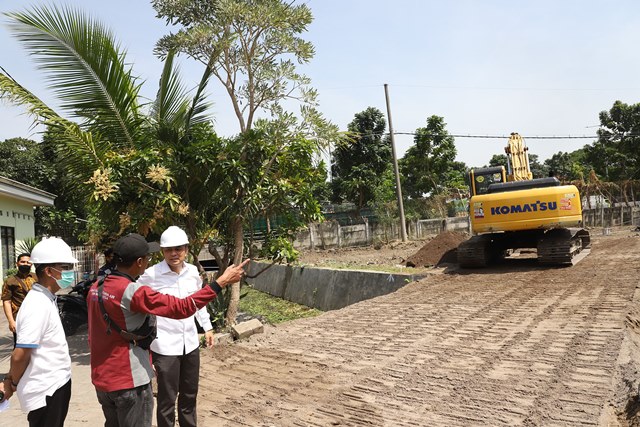 Foto dokumentasi pengecekan progres pembangunan rumah pompa Jambangan.